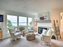 Lakefront Dewittville Condo with Private Deck!、Dewittvilleのアパートメント