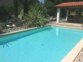 Peaceful 3 bedroom 8 person ground floor apartment with large private heated pool – hotel z parkingiem w mieście Villelongue-dʼAude
