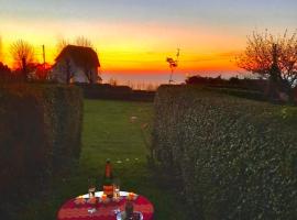 Studio cosy et terrasse-jardin superbe vue mer, hôtel à Trouville-sur-Mer