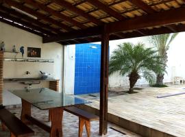 Incrivel casa com churrasq e piscina em Peruibe, hotel em Peruíbe