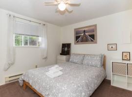 Contemporary, marine 2bd/1ba Apartment C in Kent, hotel in Kent