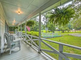 Tranquil Home - 1 Mile from Downtown Acworth!, casa rústica em Acworth