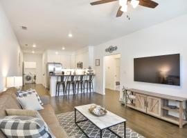 Hill Country Haven a Modern Rustic - 2 Bedroom 2 Bathroom Townhouse off Main Street, hotel a Fredericksburg