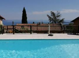 casa Arianna: incantevole vista lago e piscina, hotel in Salò