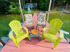 Paradise View Getaway-Dacha, hotel with parking in Hartwell