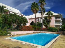 Charmant appartement en bord de mer avec piscine, hotel in Gourbeyre