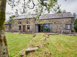 Wildhaven- Idylic rural farmhouse with log burner and countryside views, villa in Gwynfe