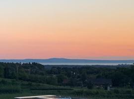 Hochwertige Sonneninsel mit Aussicht zum Bodensee, hotelli kohteessa Tettnang