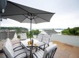 Lloret- Modern retreat with Castle views and private Hot Tub, hotel with parking in Laugharne