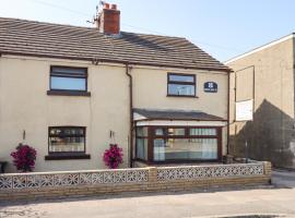 8 Heatons Bridge Road, hotel a Ormskirk