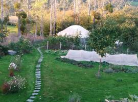 La yourte au fonds du jardin, camping de luxo em Xhoris