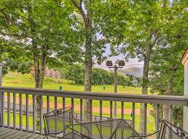 Slopeside Condo with Balcony and Ski Hill Views! โรงแรมในMount Torry Furnace