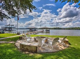 Idyllic Remodeled Lakefront Retreat with Fire Pit!, hotel with parking in Malakoff