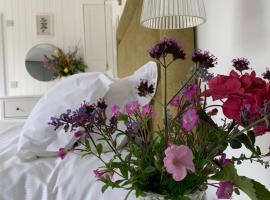 Garden Cottage on Tintern Trails, hotel with parking in Fethard on Sea