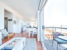 Oceanfront Penthouse, feriebolig i Muizenberg