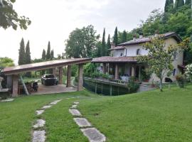 camera king size in villa con piscina termale, guest house in Lazise