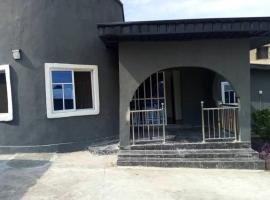4 Bedroom Private Self service Guest House,in a serene area., hotel in Asaba