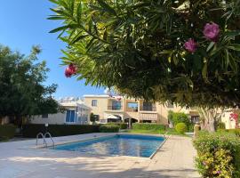 Seaside Private garden terrace BBQ and pool, hotelli kohteessa Paphos