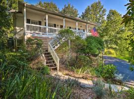 Mills River Hideaway with Front Porch and Mtn Views!, vila di Mills River