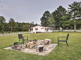 Waterfront Dunlap Cottage Large Yard and Views, cheap hotel in Dunlap