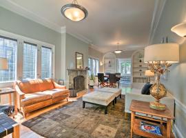 Classic Oak Park Home, 11 Mi to Downtown Chicago!，橡樹園的有停車位的飯店