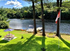 Waterfront 3-bedroom cottage with great view, hotell i nærheten av Plains of Abraham i Parry Sound