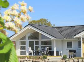 "Ferienhaus II - Hof Westensee", cabaña o casa de campo en Grömitz