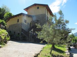 Agriturismo Madonna Dei Ceppi: Lezzeno'da bir çiftlik evi