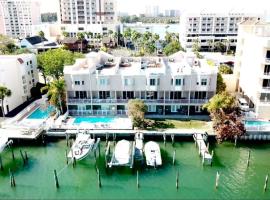 Luxury and Spacious Waterside Getaway, razkošen hotel v mestu Clearwater Beach