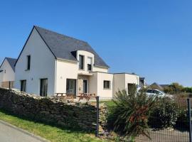 Maison récente avec vue mer, plage et port à pied, hotel de playa en Sarzeau