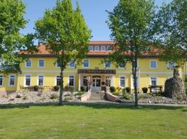 Gutshof-Penthouse-Wohnung- Seeblick, hotel in Klein Upahl