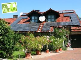 Öko-Ferienwohnung im Landhaus Hübner, hotel in Neukirchen