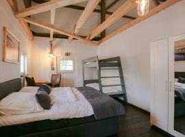 Cozy bedroom in a large lodge directly on the Eider、Friedrichsgrabenのホテル