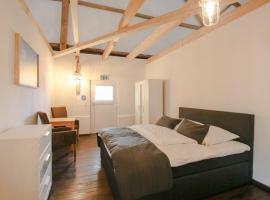 Comfortable bedroom in a large lodge directly on the Eider, hotel in Friedrichsgraben