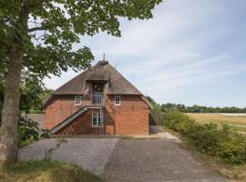 Apartment on the 1st floor in a beautiful thatched-roof house, hotel in Wobbenbüll