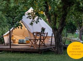 Dragonfly Gardens Urban Glamping Brasov、ブラショヴのホテル