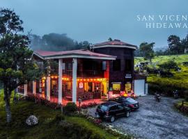 Viesnīca ar autostāvvietu Hotel San Vicente Hideaway pilsētā Quesada