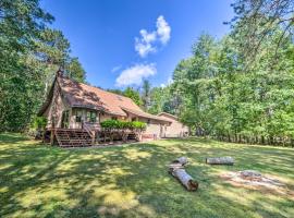 Riverfront Oconto Cabin with Fire Pit and Yard!, hotell i Oconto