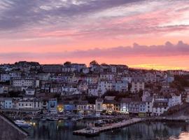 Luxury dog friendly home in Brixham harbour with sea views and free parking, hôtel à Brixham