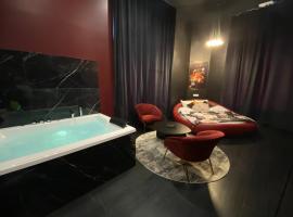 Legend Majestic Superbe Love Room - Jacuzzi - Champagne - Romantisme - parking privé, appart'hôtel à Mâcon