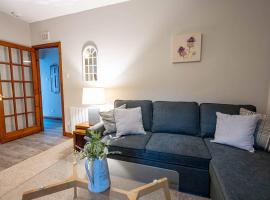 Cozy Newly Renovated Town Centre Apartment, hotel in Aberfeldy