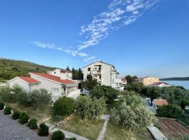 Vacation Family House on the Beach, villa a Stara Novalja