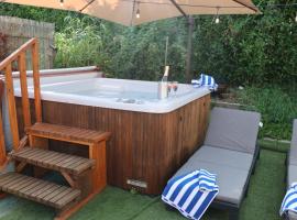 Palm 1 Park Home With Hot Tub, hotel with jacuzzis in Swanage
