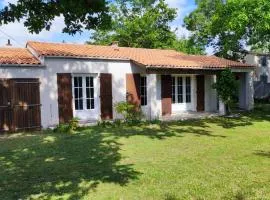 Maison à 8 min à pied de la Plage avec jardin clos et ombragé