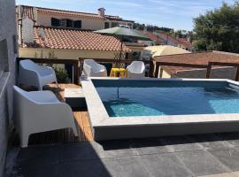 Sun house - Near Sintra - Kitchen - Pool, hotel with parking in Sintra