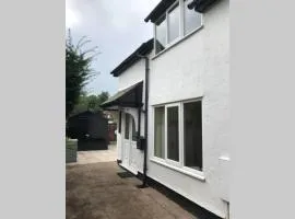 Charming just renovated 2 bed cottage in the centre of village