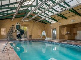 Rare! Huge Private Pool Jacz Sauna-Mountain View Mansion 2 acre 9500 sq ft, hotel v destinaci Orem