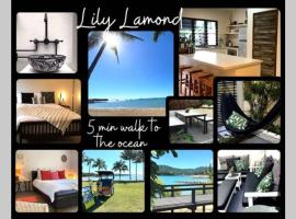 LILY LAMOND, T/House, outdoor shower, 5 min walk to the ocean, Airlie Beach, cottage in Airlie Beach