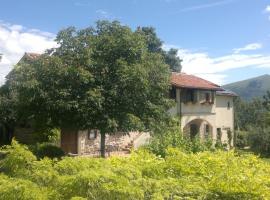 Casale degli ulivi, casa o chalet en Gualdo Tadino