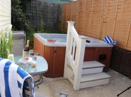 Palm 2 Park Home With Hot Tub, hotel in Swanage